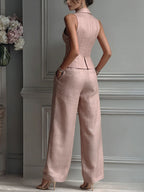 Completo da donna a due pezzi con scollo a V e bottoni.