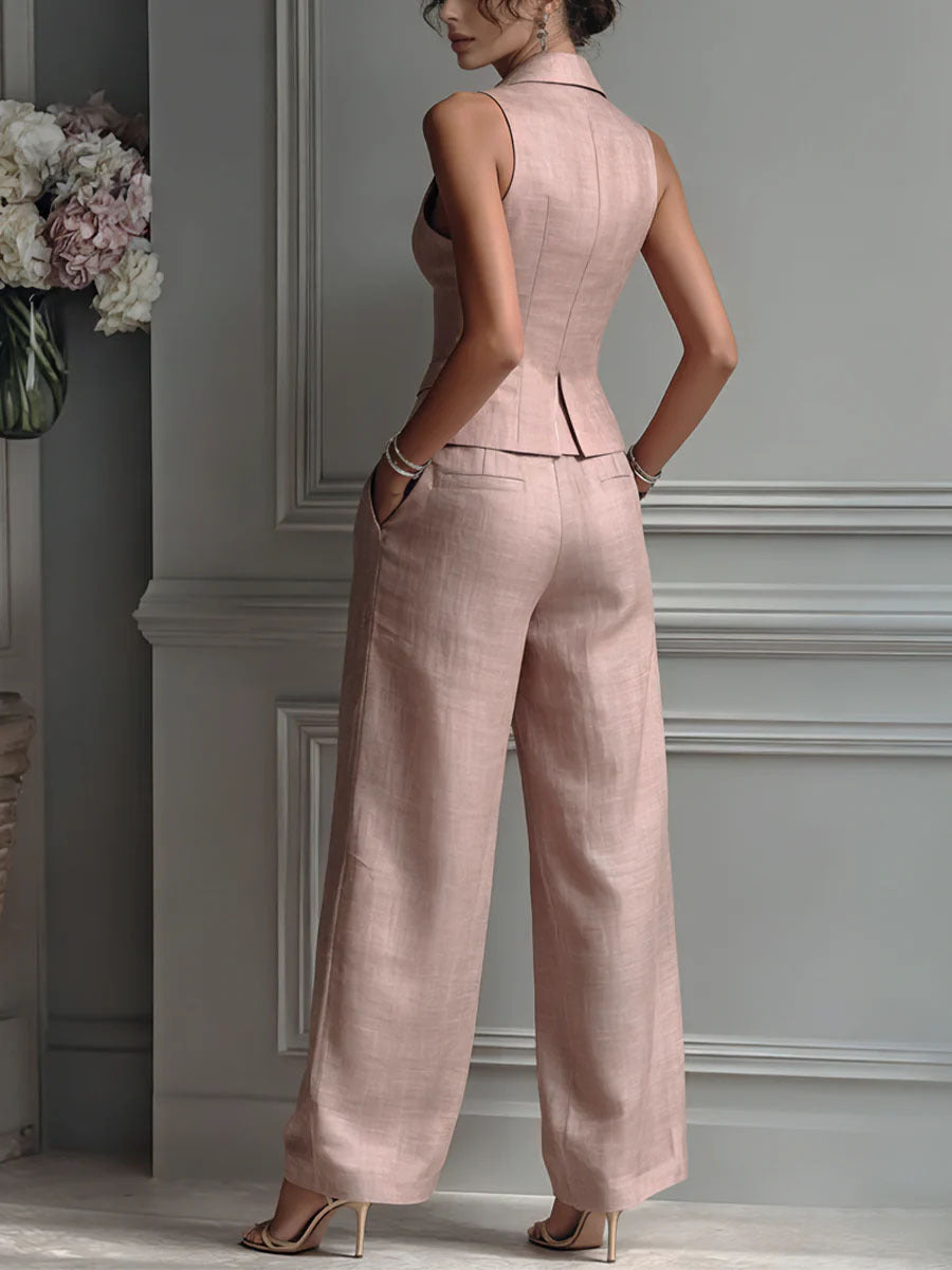Completo da donna a due pezzi con scollo a V e bottoni.