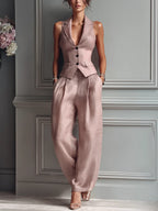 Completo da donna a due pezzi con scollo a V e bottoni.
